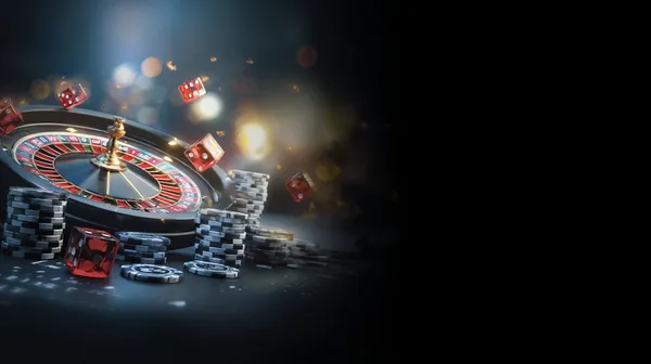 টাক্সেডো পরা একজন প্রফেশনাল ডিলার রুলেট টেবিলে খেলোয়াড়দের স্বাগত জানাচ্ছেন—যা KK3333–এর আসল লাইভ ক্যাসিনো অনুভূতিকে প্রকাশ করে।